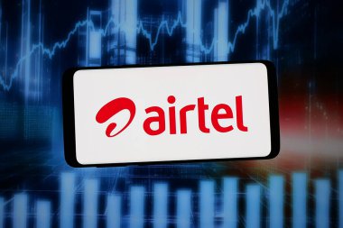 Stuttgart, Almanya - 02-09-2026: Bu fotoğraf illüstrasyonunda, telekomünikasyon şirketi Airtel Africa plc 'nin logosu bilgisayar ekranında soyut bir arkaplanda akıllı bir telefon önünde sergileniyor.