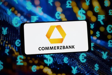 Stuttgart, Almanya - 02-09-2026: Bu fotoğraf illüstrasyonunda, Alman finans şirketi Commerzbank AG 'nin logosu bilgisayar ekranında soyut bir arkaplanda akıllı telefon önünde sergileniyor.