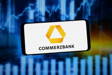 Stuttgart, Almanya - 02-09-2026: Bu fotoğraf illüstrasyonunda, Alman finans şirketi Commerzbank AG 'nin logosu bilgisayar ekranında soyut bir arkaplanda akıllı telefon önünde sergileniyor.