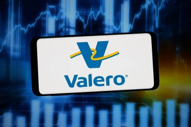 Stuttgart, Almanya - 02-09-2026: Bu fotoğraf illüstrasyonunda, ABD 'li yakıt şirketi Valero Energy Corporation' ın logosu bilgisayar ekranında soyut bir arkaplanda akıllı telefon önünde sergileniyor.