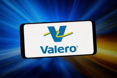Stuttgart, Almanya - 02-09-2026: Bu fotoğraf illüstrasyonunda, ABD 'li yakıt şirketi Valero Energy Corporation' ın logosu bilgisayar ekranında soyut bir arkaplanda akıllı telefon önünde sergileniyor.