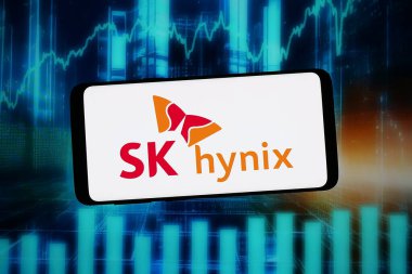 Stuttgart, Almanya - 02-09-2026: Bu fotoğraf illüstrasyonunda Koreli yarı iletken şirket SK Hynix Inc. 'in logosu bilgisayar ekranında soyut bir arkaplanda akıllı telefon önünde sergileniyor.