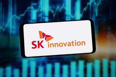 Stuttgart, Almanya - 02-09-2026: Bu resimde, petrol şirketi SK Innovation Co. Ltd. nin logosu bilgisayar ekranında soyut bir arkaplanda akıllı telefon önünde sergileniyor.