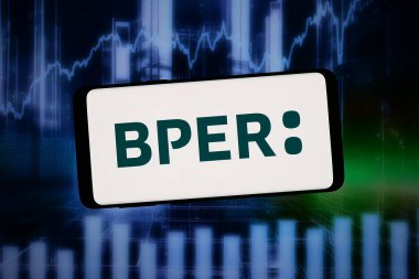 Stuttgart, Almanya - 02-11-2026: Bu fotoğraf illüstrasyonunda, İtalyan finans şirketi BPER Banca S.p.A. 'nın logosu bilgisayar ekranında soyut bir arkaplanda akıllı telefon önünde sergilenmektedir..