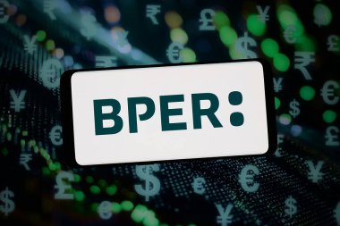 Stuttgart, Almanya - 02-11-2026: Bu fotoğraf illüstrasyonunda, İtalyan finans şirketi BPER Banca S.p.A. 'nın logosu bilgisayar ekranında soyut bir arkaplanda akıllı telefon önünde sergilenmektedir..
