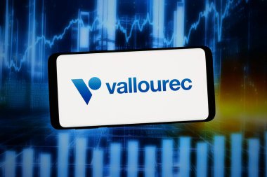 Stuttgart, Almanya - 02-12-2026: Bu fotoğraf illüstrasyonunda, çelik imalat şirketi Vallourec S.A. 'nın logosu bilgisayar ekranında soyut arka planda bir akıllı telefon önünde sergileniyor..