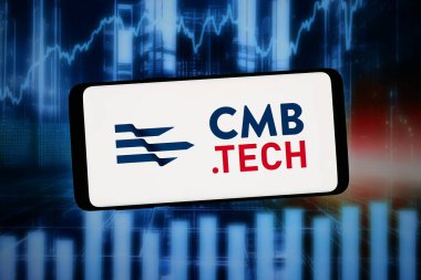 Stuttgart, Almanya - 02-12-2026: Bu resimde, Belçikalı petrol nakliye şirketi CMB.TECH NV 'in logosu bilgisayar ekranında soyut bir arkaplanda akıllı telefon önünde sergileniyor.