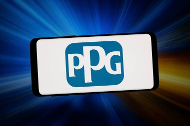 Stuttgart, Almanya - 02-12-2026: Bu resimde, ABD 'li kimya şirketi PPG Industries Inc.' in logosu bilgisayar ekranında soyut bir arkaplanda akıllı telefon önünde sergileniyor.