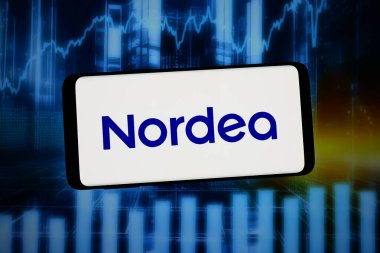 Stuttgart, Almanya - 02-12-2026: Bu fotoğraf illüstrasyonunda, Fin finans şirketi Nordea Bank Abp 'in logosu bilgisayar ekranında soyut bir arkaplanda akıllı telefon önünde sergilenmektedir..