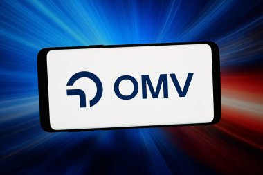 Stuttgart, Almanya - 02-12-2026: Bu fotoğraf illüstrasyonunda, petrol şirketi OMV Aktiengesellschaft 'ın logosu bilgisayar ekranında soyut arkaplan önünde bir akıllı telefonda sergileniyor.
