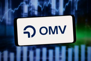 Stuttgart, Almanya - 02-12-2026: Bu fotoğraf illüstrasyonunda, petrol şirketi OMV Aktiengesellschaft 'ın logosu bilgisayar ekranında soyut arkaplan önünde bir akıllı telefonda sergileniyor.