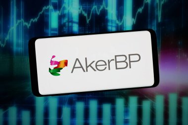 Stuttgart, Almanya - 02-12-2026: Norveç petrol arama şirketi Aker BP ASA 'nın logosu bilgisayar ekranında soyut bir arkaplanda akıllı telefon önünde sergileniyor.
