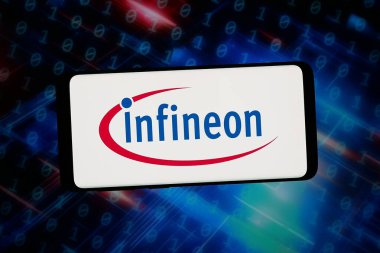 Stuttgart, Almanya - 02-12-2026: Bu resimde, Alman şirketi Infineon Technologies 'in logosu bilgisayar ekranında soyut bir arkaplanda akıllı telefon önünde sergilenmektedir..