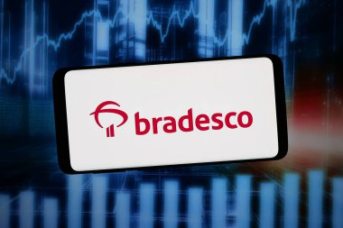 Stuttgart, Almanya - 02-12-2026: Bu fotoğraf illüstrasyonunda, Brezilyalı finans şirketi Banco Bradesco SA 'nın logosu bilgisayar ekranında soyut bir arkaplanda akıllı telefon önünde sergileniyor.