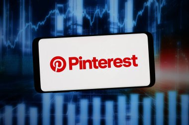 Stuttgart, Almanya - 02-13-2026: Bu resimde, ABD 'li sosyal medya şirketi Pinterest Inc.' nin logosu bilgisayar ekranında soyut bir arkaplanda akıllı telefon önünde sergileniyor.