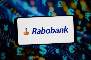 Stuttgart, Almanya - 02-14-2026: Bu resimde, Hollandalı Kooperatif Rabobank U.A. şirketinin logosu bilgisayar ekranında soyut arkaplan önünde akıllı bir telefonla görüntülenir.