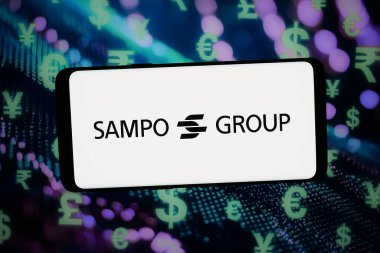 Stuttgart, Almanya - 02-14-2026: Bu fotoğraf illüstrasyonunda, Fin finans şirketi Sampo Oyj 'un logosu bilgisayar ekranında soyut bir arkaplanda akıllı telefon önünde sergilenmektedir..