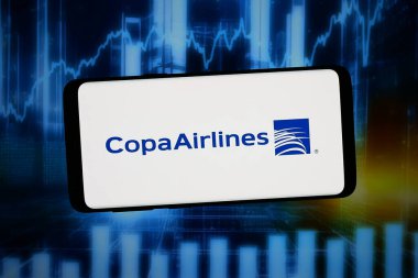 Stuttgart, Almanya - 02-14-2026: Bu resimde, Compania Panamena de Aviacion (Copa Airlines) logosu bilgisayar ekranında soyut bir arkaplanda akıllı telefon önünde sergilenmektedir..
