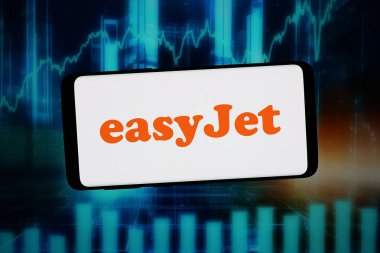 Stuttgart, Almanya - 02-14-2026: Bu resimde, İngiliz düşük maliyetli havayolu şirketi EasyJet plc 'nin logosu bilgisayar ekranında soyut bir arkaplanda akıllı telefon önünde sergileniyor.