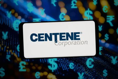 Stuttgart, Almanya - 02-16-2026: Bu fotoğraf illüstrasyonunda, ABD 'li sağlık şirketi Centene Corporation' ın logosu bilgisayar ekranında soyut bir arkaplanda akıllı telefon önünde sergileniyor.
