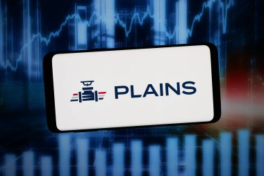 Stuttgart, Almanya - 02-16-2026: Bu resimde, ABD 'li Plains All American Pipeline LP şirketinin logosu bilgisayar ekranında soyut bir arkaplanda akıllı telefon önünde sergileniyor.