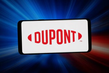 Stuttgart, Almanya - 02-16-2026: Bu resimde, ABD 'li kimya şirketi DuPont de Nemours Inc.' nin logosu bilgisayar ekranında soyut bir arkaplanda akıllı telefon önünde sergileniyor.