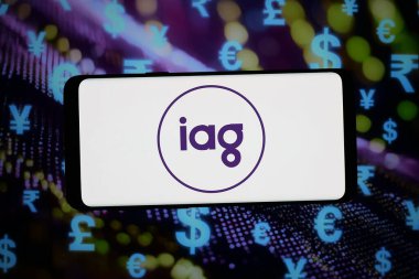 Stuttgart, Almanya - 02-19-2026: Bu fotoğraf illüstrasyonunda, Insurance Australia Group Ltd. (IAG) şirketinin logosu bilgisayar ekranında soyut arkaplan önünde akıllı bir telefonla gösteriliyor..