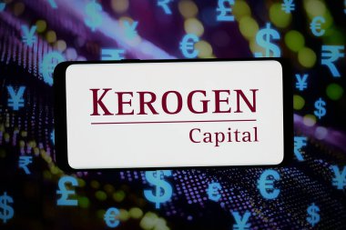 Stuttgart, Almanya - 02-19-2026: Bu fotoğraf illüstrasyonunda, özel sermaye şirketi Kerogen Capital 'in logosu bilgisayar ekranında soyut bir arkaplanda akıllı telefon önünde sergileniyor.