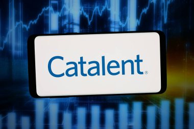 Stuttgart, Almanya - 02-19-2026: Bu fotoğraf illüstrasyonunda, ABD 'li ilaç şirketi Catalent Inc.' in logosu bilgisayar ekranında soyut bir arkaplanda akıllı telefon önünde sergileniyor..