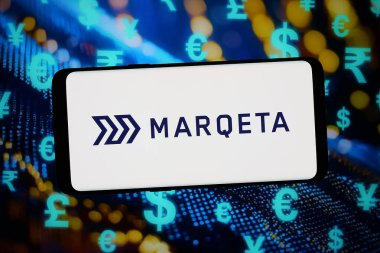 Stuttgart, Almanya - 02-20-2026: Bu fotoğraf illüstrasyonunda, fintech şirketi Marqeta Inc. 'in logosu bilgisayar ekranında soyut bir arkaplanda akıllı telefon önünde sergilenmektedir..