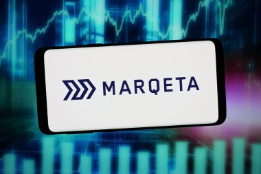 Stuttgart, Almanya - 02-20-2026: Bu fotoğraf illüstrasyonunda, fintech şirketi Marqeta Inc. 'in logosu bilgisayar ekranında soyut bir arkaplanda akıllı telefon önünde sergilenmektedir..