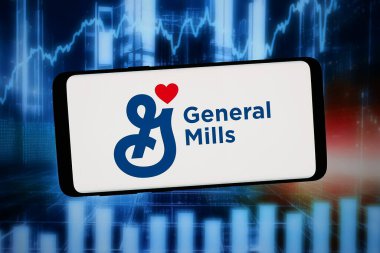 Stuttgart, Almanya - 02-20-2026: Bu resimde, ABD 'li tüketici malları şirketi General Mills Inc.' in logosu bilgisayar ekranında soyut bir arkaplanda akıllı telefon önünde sergileniyor.