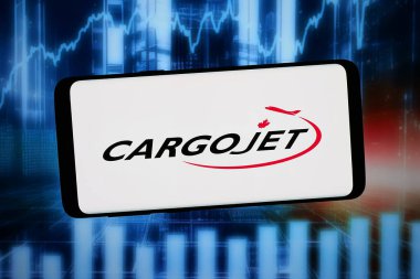 Stuttgart, Almanya - 02-20-2026: Bu resimde, Kanadalı kargo şirketi Cargojet Inc. 'in logosu bilgisayar ekranında soyut bir arkaplanda akıllı telefon önünde sergilenmektedir..
