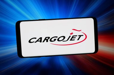 Stuttgart, Almanya - 02-20-2026: Bu resimde, Kanadalı kargo şirketi Cargojet Inc. 'in logosu bilgisayar ekranında soyut bir arkaplanda akıllı telefon önünde sergilenmektedir..