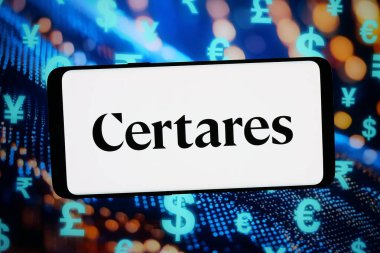 Stuttgart, Almanya - 02-20-2026: Bu fotoğraf illüstrasyonunda, yatırım şirketi Certares Management LLC 'nin logosu bilgisayar ekranında soyut bir arkaplanda akıllı telefon önünde sergileniyor.