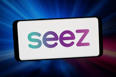 Stuttgart, Almanya - 02-23-2026: Bu fotoğraf illüstrasyonunda, Emirati AI şirketi Seez 'in (seez.co) logosu bilgisayar ekranında soyut arkaplan önünde akıllı bir telefonla gösteriliyor..