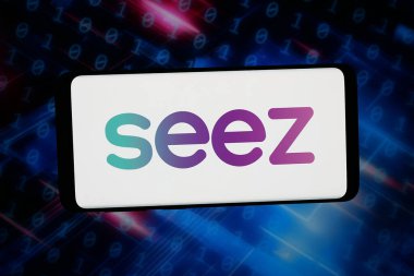 Stuttgart, Almanya - 02-23-2026: Bu fotoğraf illüstrasyonunda, Emirati AI şirketi Seez 'in (seez.co) logosu bilgisayar ekranında soyut arkaplan önünde akıllı bir telefonla gösteriliyor..