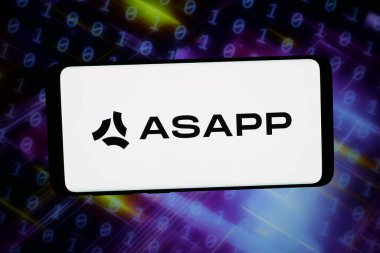 Stuttgart, Almanya - 02-23-2026: Bu fotoğraf illüstrasyonunda, AI iletişim merkezi yazılım şirketi Asapp Inc. 'in logosu bilgisayar ekranında soyut bir arkaplanda akıllı telefon önünde sergilenmektedir..