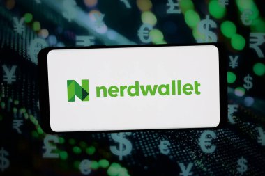Stuttgart, Almanya - 02-25-2026: Bu fotoğraf illüstrasyonunda, ABD 'li özel finans şirketi NerdWallet Inc.' in logosu bilgisayar ekranında soyut bir arkaplanda akıllı telefon önünde sergileniyor..