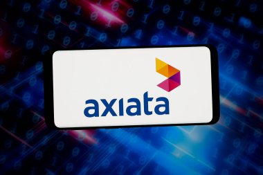 Stuttgart, Almanya - 02-25-2026: Bu resimde, Malezyalı Axiata Group Berhad şirketinin logosu bilgisayar ekranında soyut bir arkaplanda akıllı telefon önünde sergileniyor.