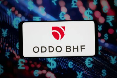 Stuttgart, Almanya - 02-25-2026: Bu resimde, Fransız finans hizmetleri şirketi ODDO BHF 'nin logosu bilgisayar ekranında soyut bir arkaplanda akıllı telefon önünde sergileniyor.