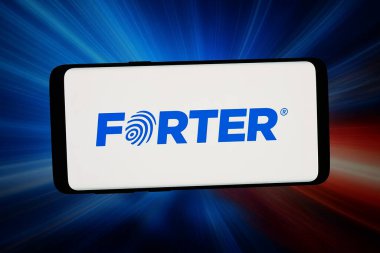 Stuttgart, Almanya - 02-25-2026: Bu resimde, İsrailli dolandırıcılık koruma şirketi Forter Ltd. 'nin logosu bilgisayar ekranında soyut bir arkaplanda akıllı telefon önünde sergileniyor.