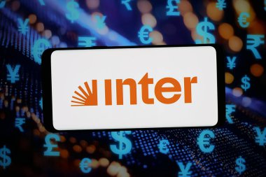 Stuttgart, Almanya - 02-25-2026: Bu fotoğraf illüstrasyonunda, Brezilyalı finans şirketi Banco Inter S.A. 'nın logosu bilgisayar ekranında soyut bir arkaplanda akıllı telefon önünde sergileniyor..