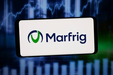 Stuttgart, Almanya - 02-25-2026: Bu resimde, Brezilyalı Marfrig Global Foods S.A. şirketinin logosu bilgisayar ekranında soyut bir arkaplanda akıllı telefon önünde sergileniyor..