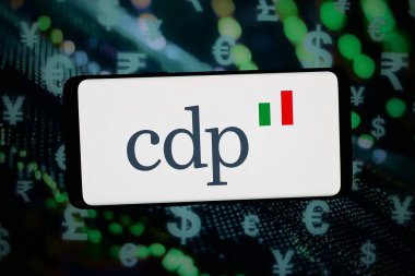 Stuttgart, Almanya - 02-25-2026: Bu fotoğraf illüstrasyonunda, Cassa Depositi e Prestiti (CDP) şirketinin logosu bilgisayar ekranında soyut bir arkaplanda akıllı telefon önünde sergileniyor..