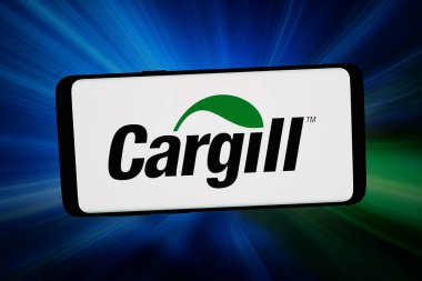 Stuttgart, Almanya - 02-27-2026: Bu resimde, ABD 'li tarım şirketi Cargill Inc.' in logosu bilgisayar ekranında soyut bir arkaplanda akıllı telefon önünde sergileniyor.
