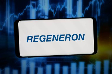 Stuttgart, Almanya - 02-27-2026: Bu fotoğraf illüstrasyonunda, ABD 'li Regeneron Pharmaceuticals Inc. şirketinin logosu bilgisayar ekranında soyut bir arkaplanda akıllı telefon önünde sergileniyor..