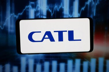 Stuttgart, Almanya - 02-27-2026: Bu fotoğraf illüstrasyonunda, Çağdaş Amperex Technology Co. Ltd. CATL logosu bilgisayar ekranında soyut arkaplan önünde akıllı telefon ile gösteriliyor.