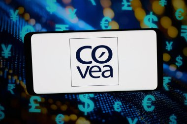 Stuttgart, Almanya - 02-27-2026: Bu fotoğraf illüstrasyonunda, Fransız sigorta şirketi Covea Group 'un logosu bilgisayar ekranında soyut arkaplan önünde akıllı bir telefonla gösteriliyor.