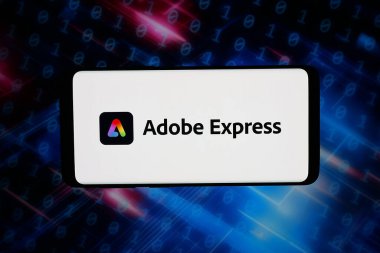 Stuttgart, Almanya - 03-02-2026: Bu fotoğraf illüstrasyonunda, içerik oluşturma yazılımı Adobe Express 'in logosu bilgisayar ekranında soyut arkaplan önünde akıllı bir telefonla gösteriliyor.